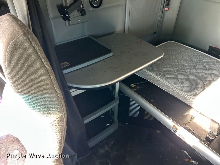 image for item YA1019 2017 Kenworth T680 semi truck