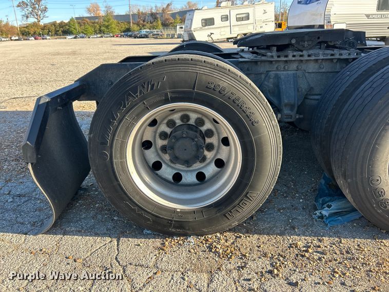 image for item YA1019 2017 Kenworth T680 semi truck