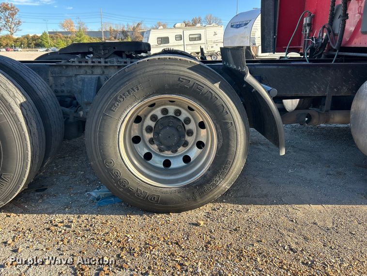 image for item YA1019 2017 Kenworth T680 semi truck