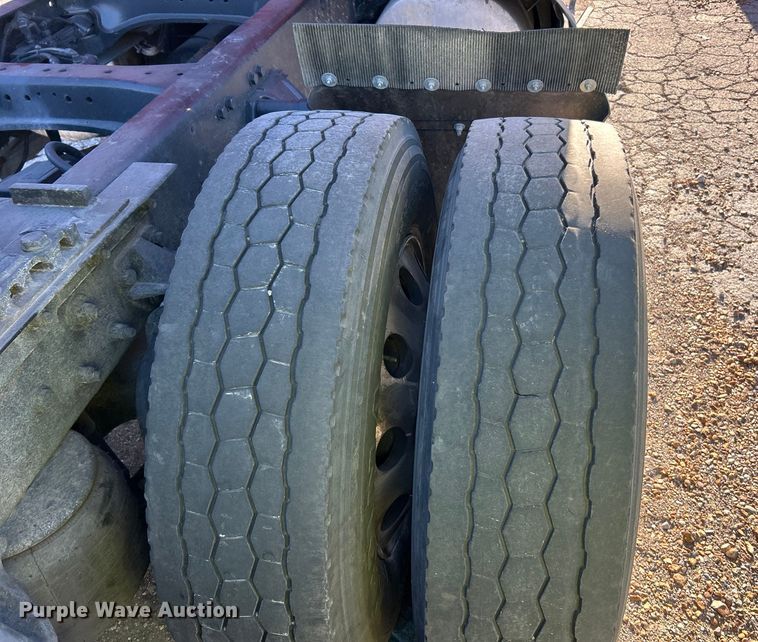 image for item YA1019 2017 Kenworth T680 semi truck