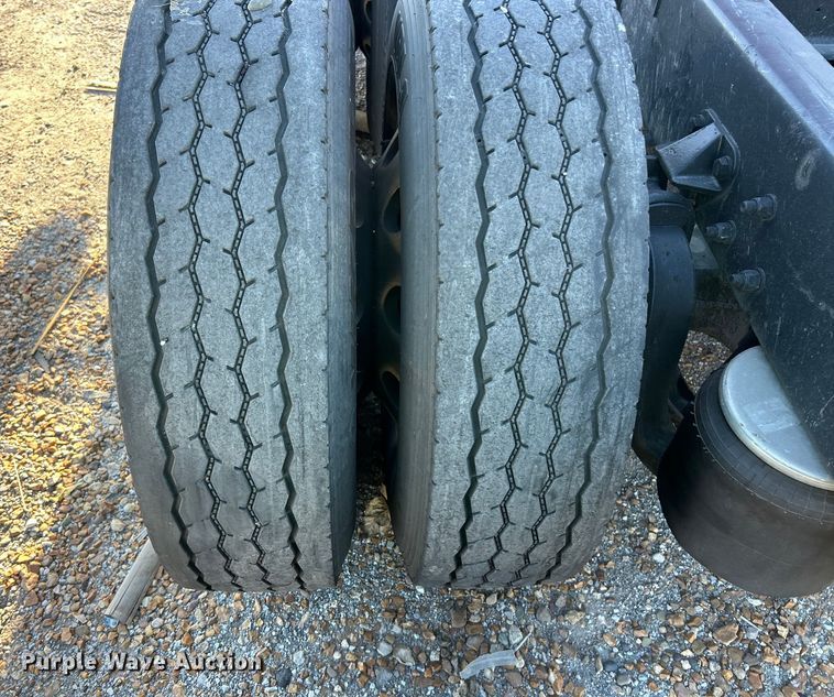 image for item YA1019 2017 Kenworth T680 semi truck