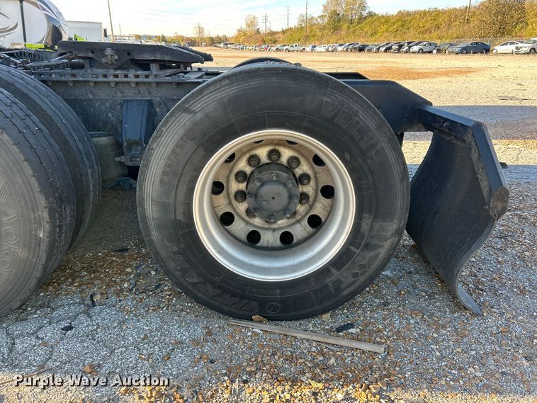 image for item YA1019 2017 Kenworth T680 semi truck