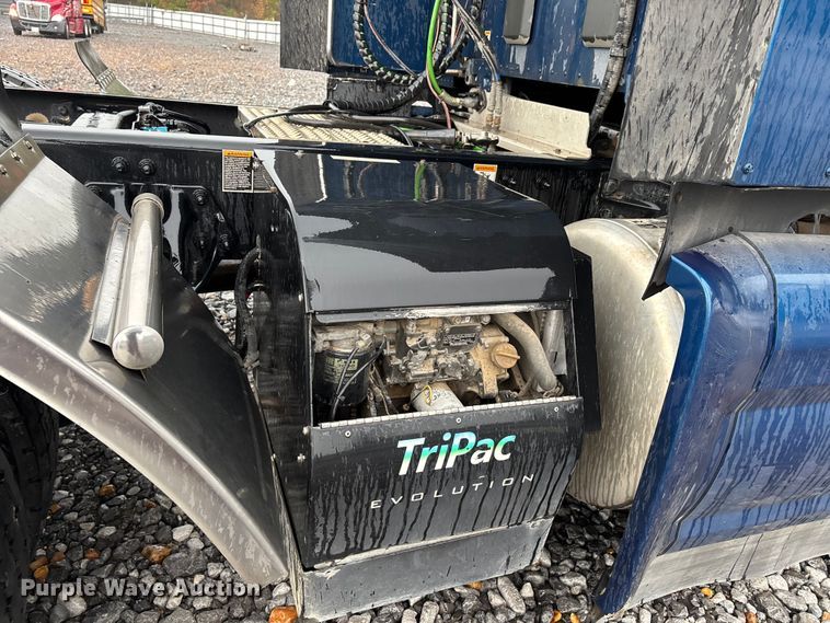 image for item YA1143 2020 Peterbilt  579 semi truck