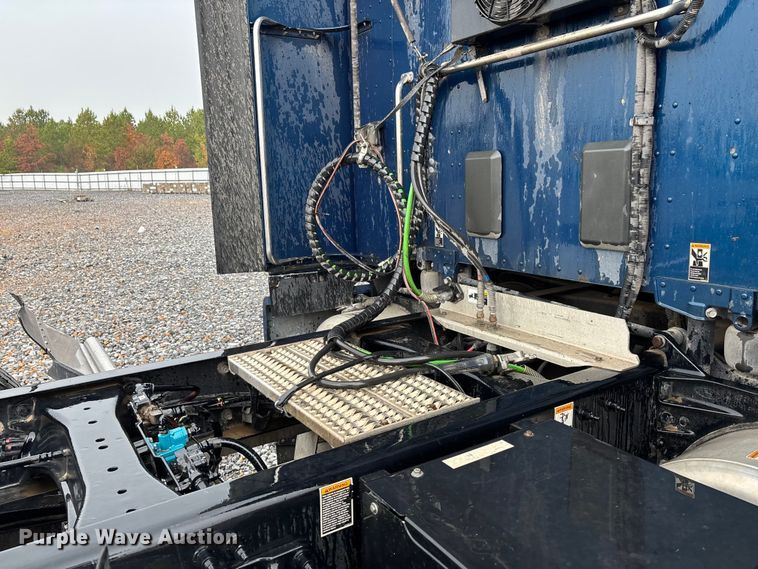 image for item YA1143 2020 Peterbilt  579 semi truck