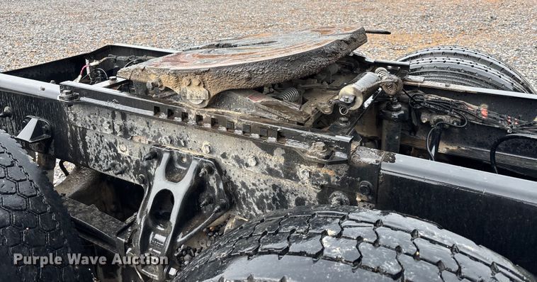 image for item YA1143 2020 Peterbilt  579 semi truck