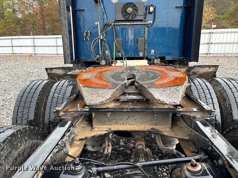 image for item YA1143 2020 Peterbilt  579 semi truck