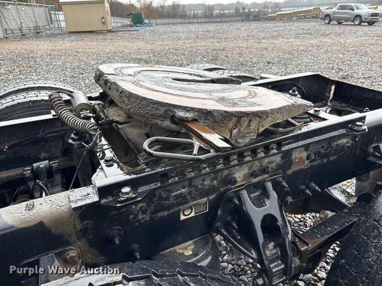 image for item YA1143 2020 Peterbilt  579 semi truck