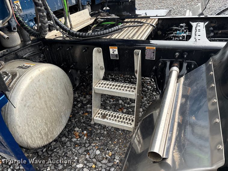 image for item YA1143 2020 Peterbilt  579 semi truck