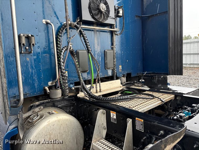 image for item YA1143 2020 Peterbilt  579 semi truck