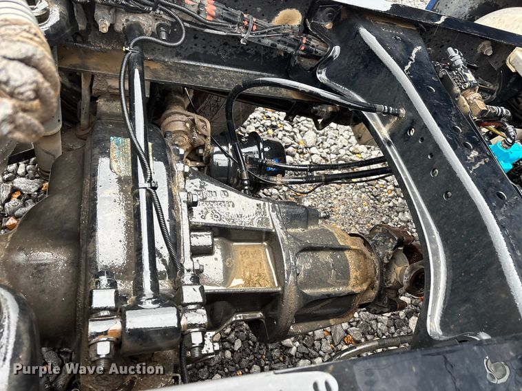 image for item YA1143 2020 Peterbilt  579 semi truck