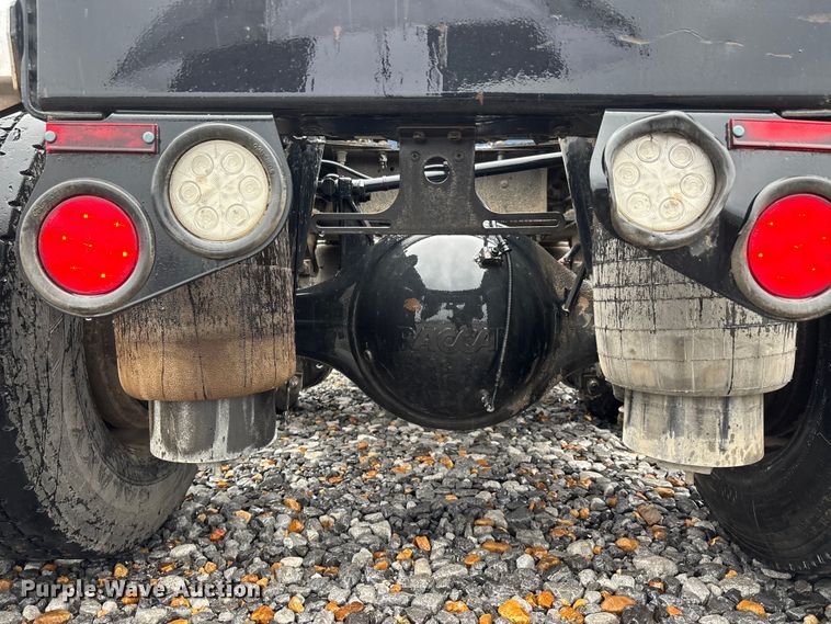 image for item YA1143 2020 Peterbilt  579 semi truck