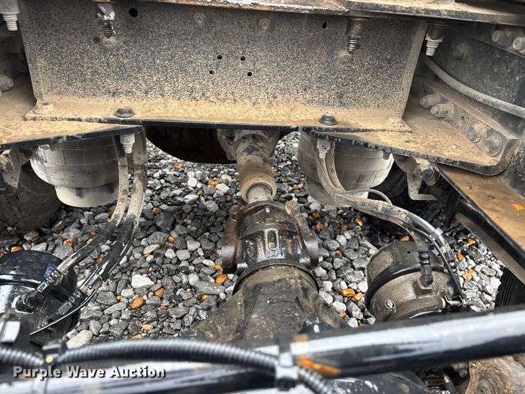 image for item YA1143 2020 Peterbilt  579 semi truck