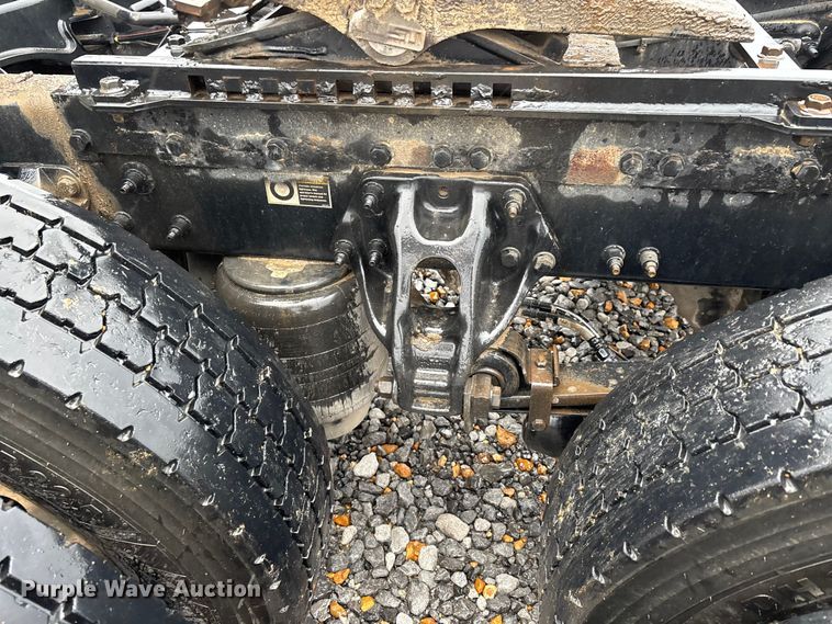 image for item YA1143 2020 Peterbilt  579 semi truck