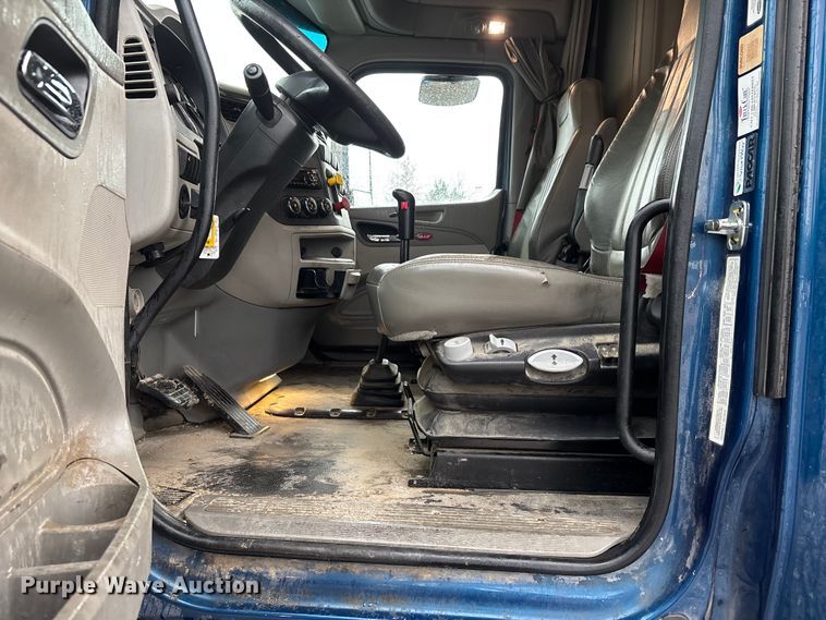 image for item YA1143 2020 Peterbilt  579 semi truck