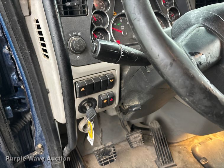 image for item YA1143 2020 Peterbilt  579 semi truck