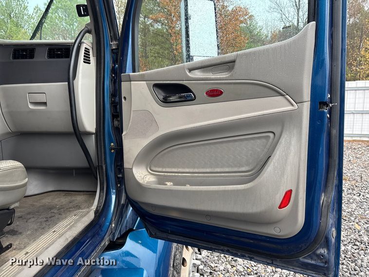 image for item YA1143 2020 Peterbilt  579 semi truck