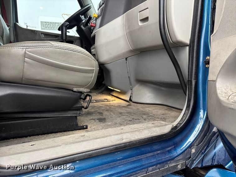 image for item YA1143 2020 Peterbilt  579 semi truck