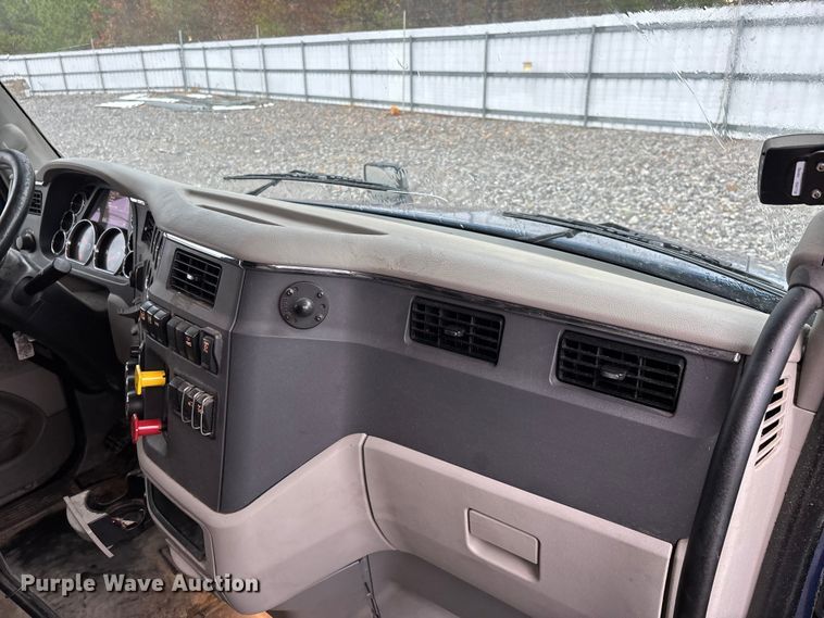 image for item YA1143 2020 Peterbilt  579 semi truck