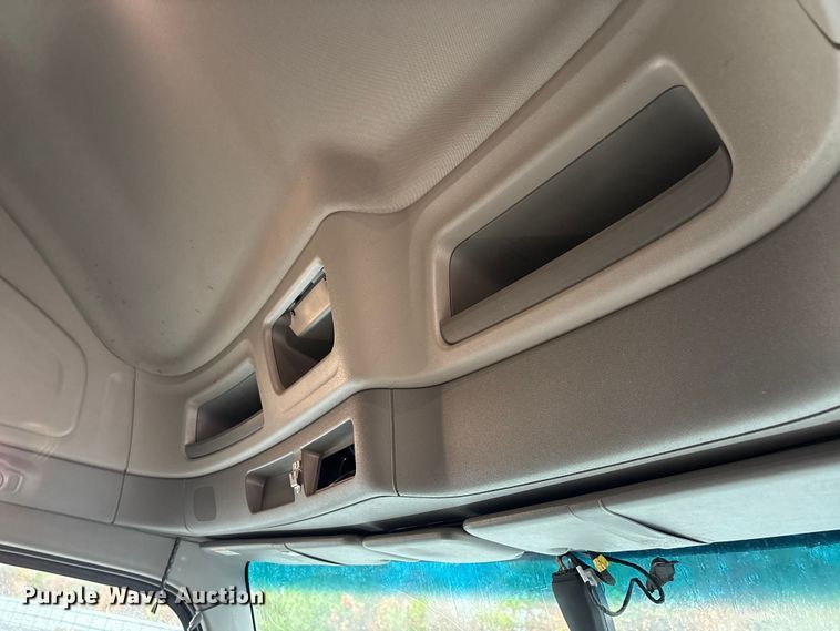 image for item YA1143 2020 Peterbilt  579 semi truck