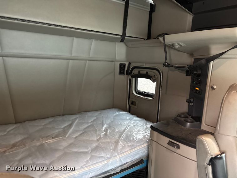 image for item YA1143 2020 Peterbilt  579 semi truck