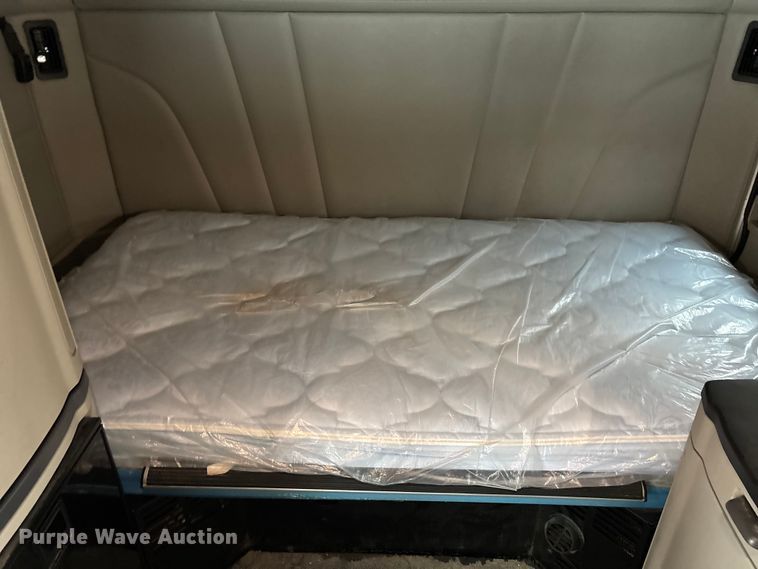 image for item YA1143 2020 Peterbilt  579 semi truck