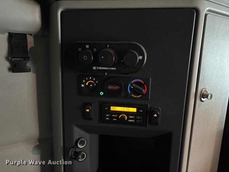 image for item YA1143 2020 Peterbilt  579 semi truck