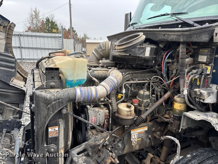 image for item YA1143 2020 Peterbilt  579 semi truck