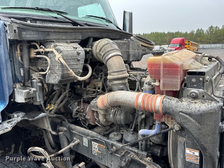 image for item YA1143 2020 Peterbilt  579 semi truck