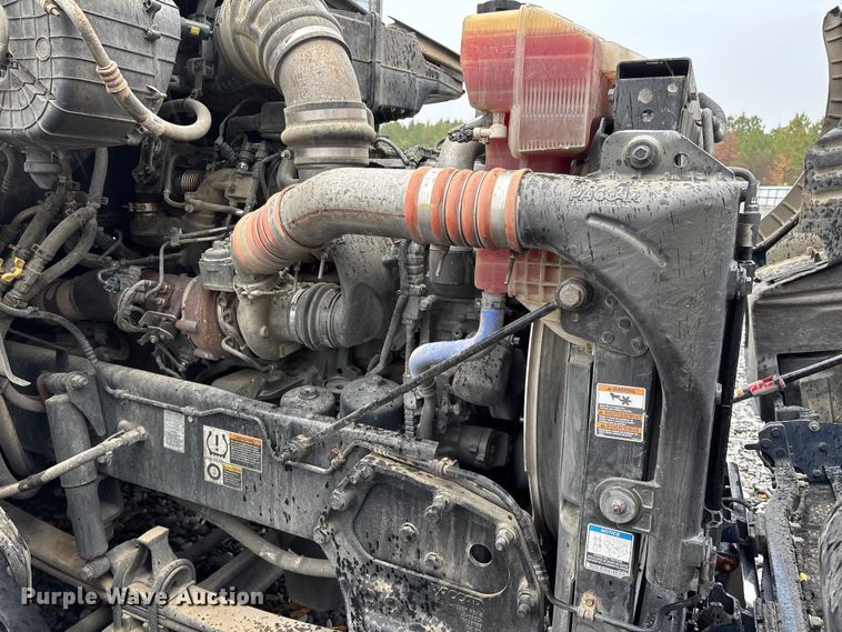 image for item YA1143 2020 Peterbilt  579 semi truck