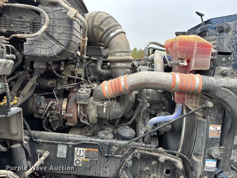 image for item YA1143 2020 Peterbilt  579 semi truck