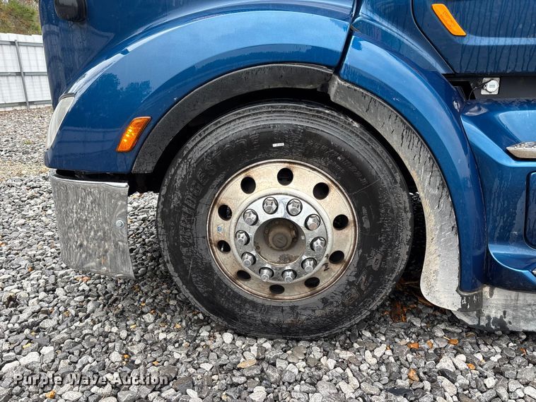 image for item YA1143 2020 Peterbilt  579 semi truck