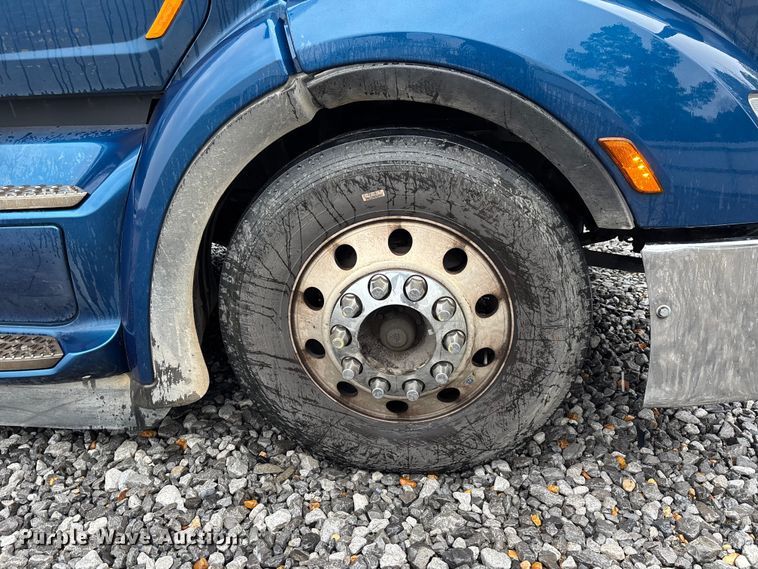 image for item YA1143 2020 Peterbilt  579 semi truck