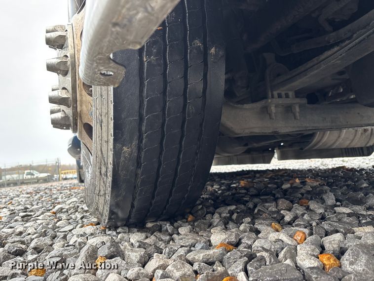 image for item YA1143 2020 Peterbilt  579 semi truck