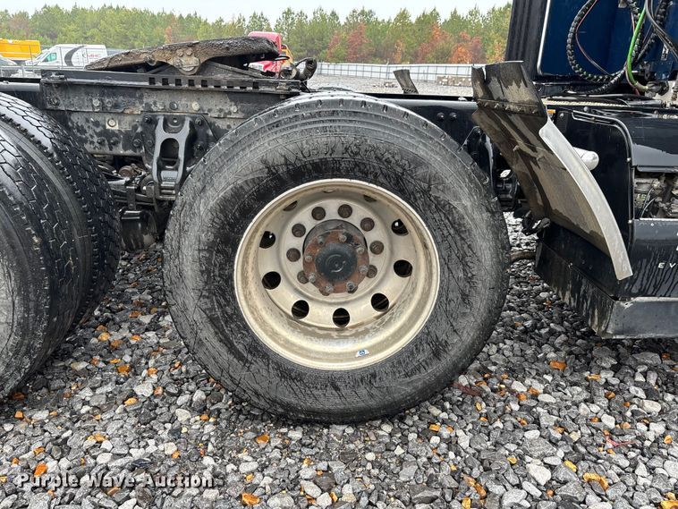 image for item YA1143 2020 Peterbilt  579 semi truck