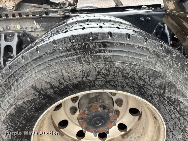 image for item YA1143 2020 Peterbilt  579 semi truck