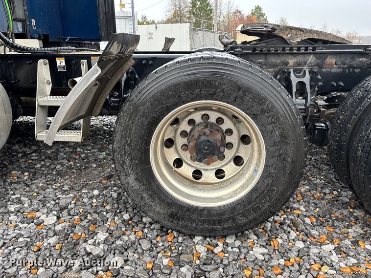 image for item YA1143 2020 Peterbilt  579 semi truck