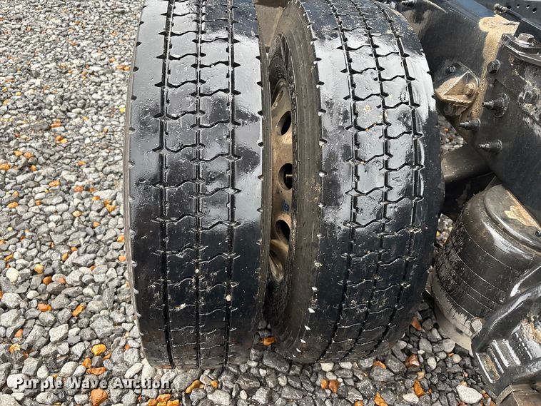 image for item YA1143 2020 Peterbilt  579 semi truck