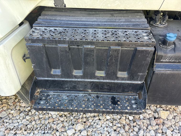 image for item YA1151 2019 International LT625 semi truck