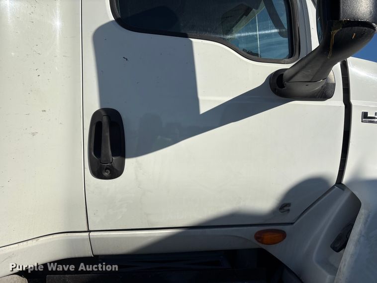 image for item YA1151 2019 International LT625 semi truck