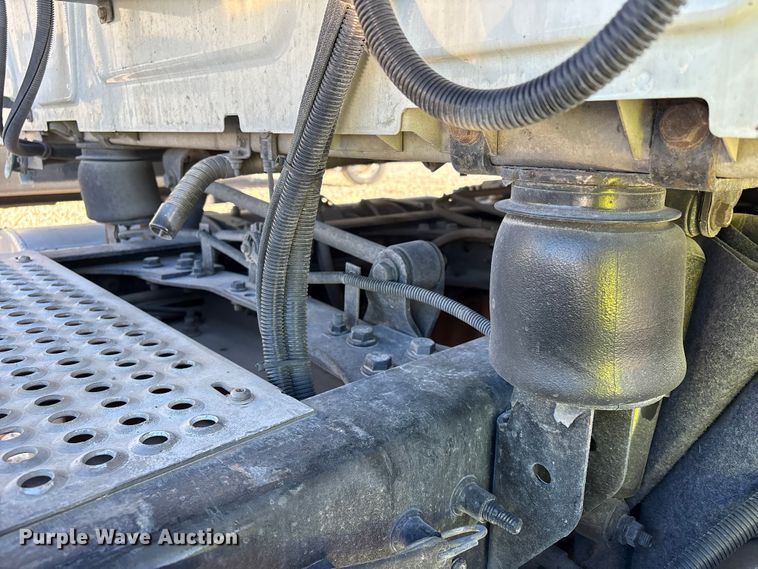 image for item YA1151 2019 International LT625 semi truck