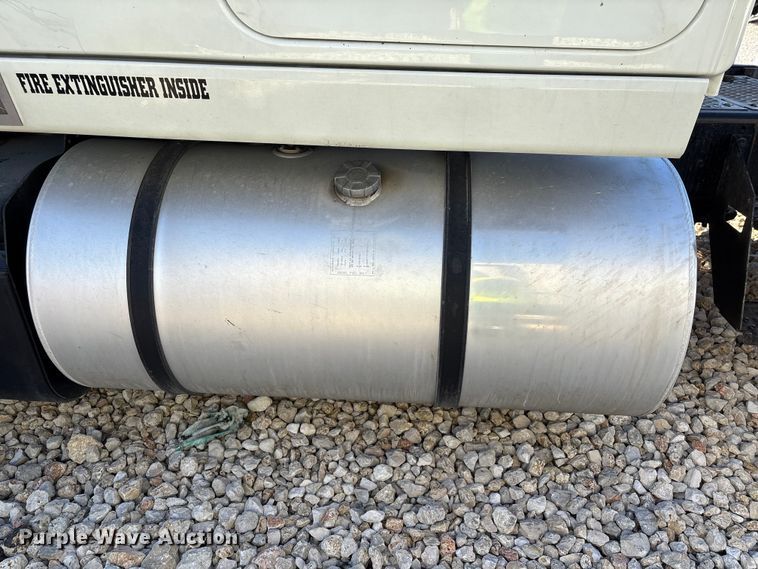 image for item YA1151 2019 International LT625 semi truck