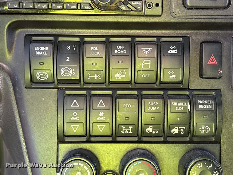 image for item YA1151 2019 International LT625 semi truck