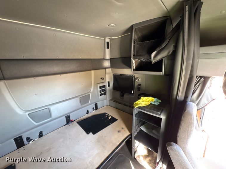 image for item YA1151 2019 International LT625 semi truck