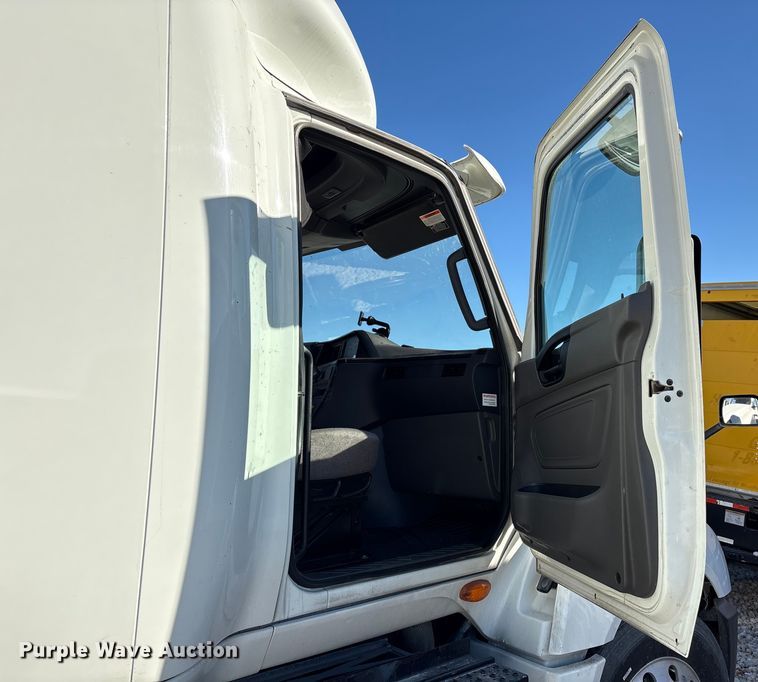 image for item YA1151 2019 International LT625 semi truck