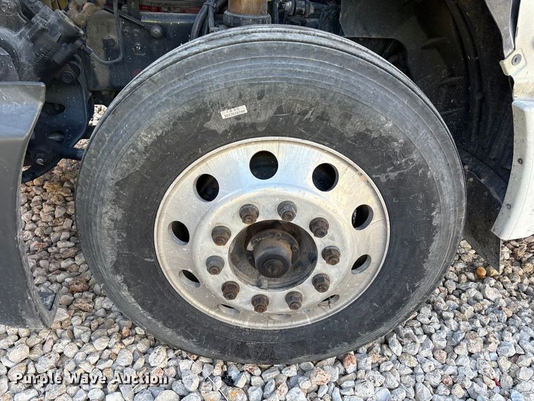 image for item YA1151 2019 International LT625 semi truck