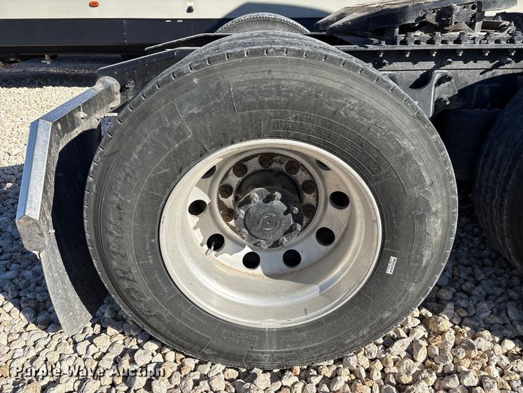 image for item YA1151 2019 International LT625 semi truck