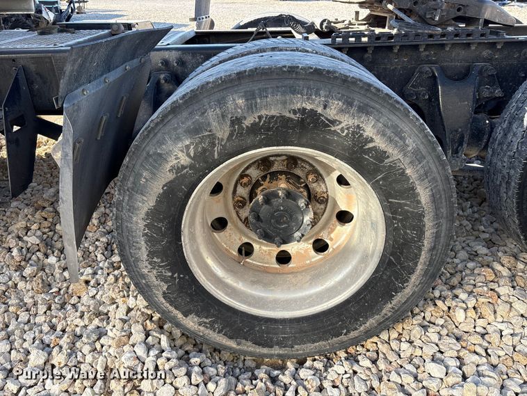 image for item YA1151 2019 International LT625 semi truck