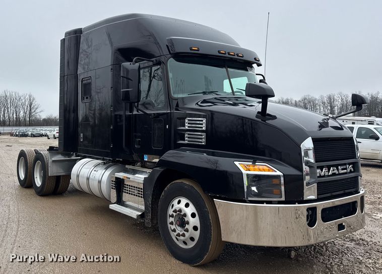 image for item YA1382 2020 Mack Anthem semi truck