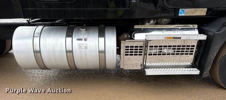 image for item YA1382 2020 Mack Anthem semi truck