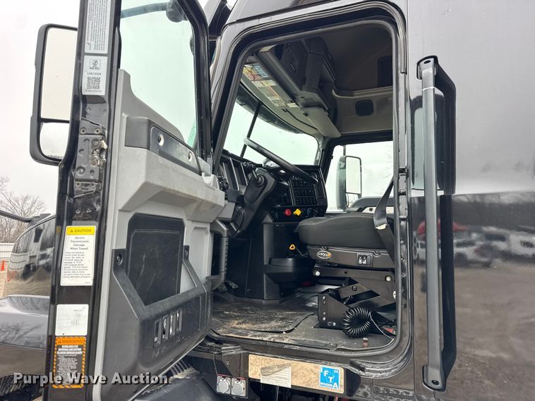 image for item YA1382 2020 Mack Anthem semi truck